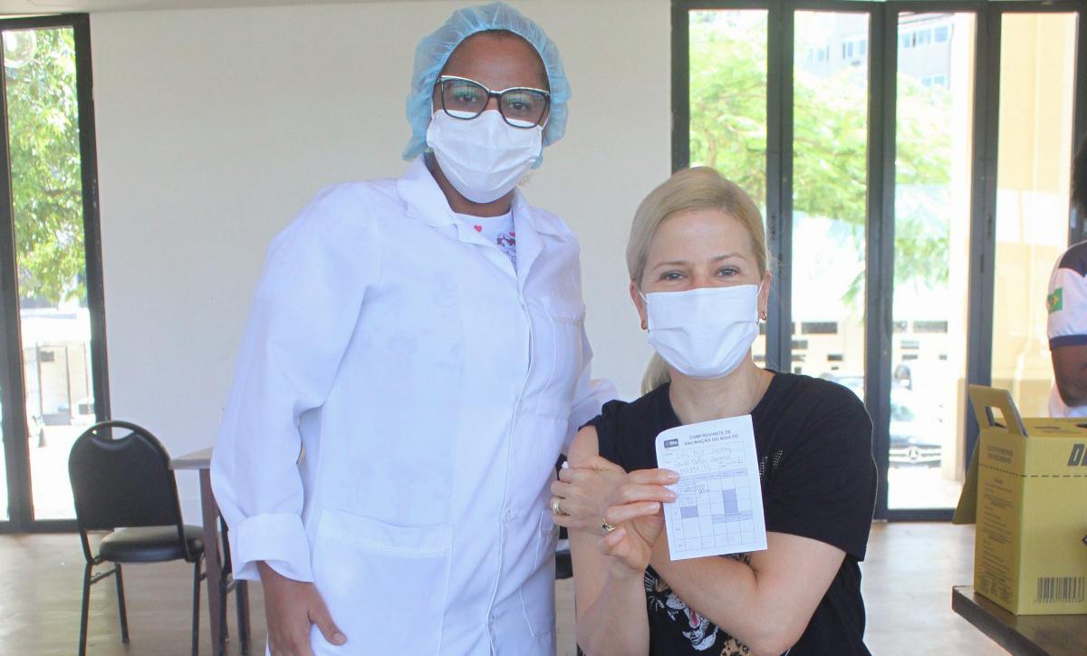 Paula Toller toma primeira dose da vacina contra Covid-19