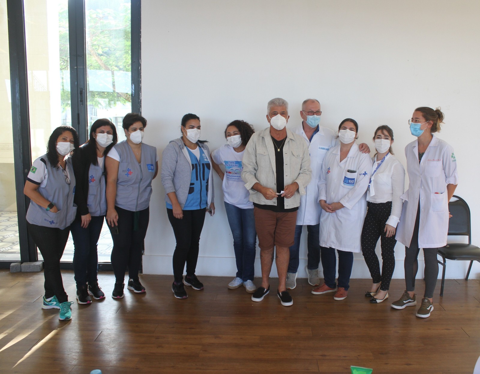 Lulu Santos toma segunda dose de vacina contra Covid-19