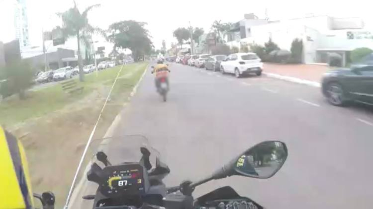 Após fugir de bloqueio policial exibindo manobras, homem é preso sem CNH