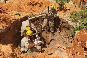 Idoso fica soterrado enquanto cava fossa e é resgatado por bombeiros, em Posse