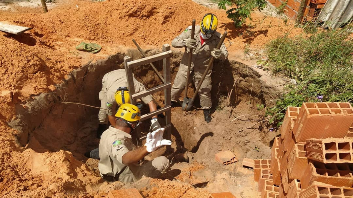 Idoso fica soterrado enquanto cava fossa e é resgatado por bombeiros, em Posse