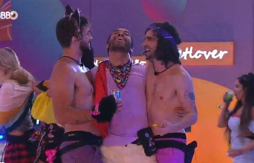 BBB 21: Fiuk e Arthur trocam carícias e dão sarrada em Gil durante a festa