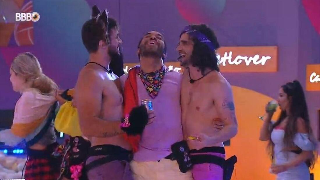 BBB 21: Fiuk e Arthur trocam carícias e dão sarrada em Gil durante a festa