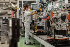 Linha de produção dos motores turbo do grupo Stellantis, em Betim (MG) - Leo Lara/Divulgação
