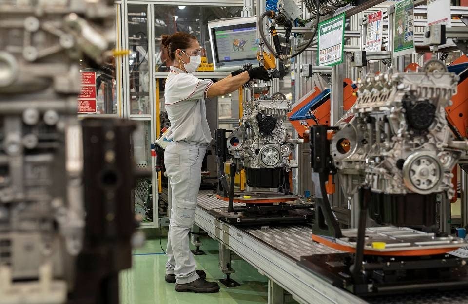 Linha de produção dos motores turbo do grupo Stellantis, em Betim (MG) - Leo Lara/Divulgação
