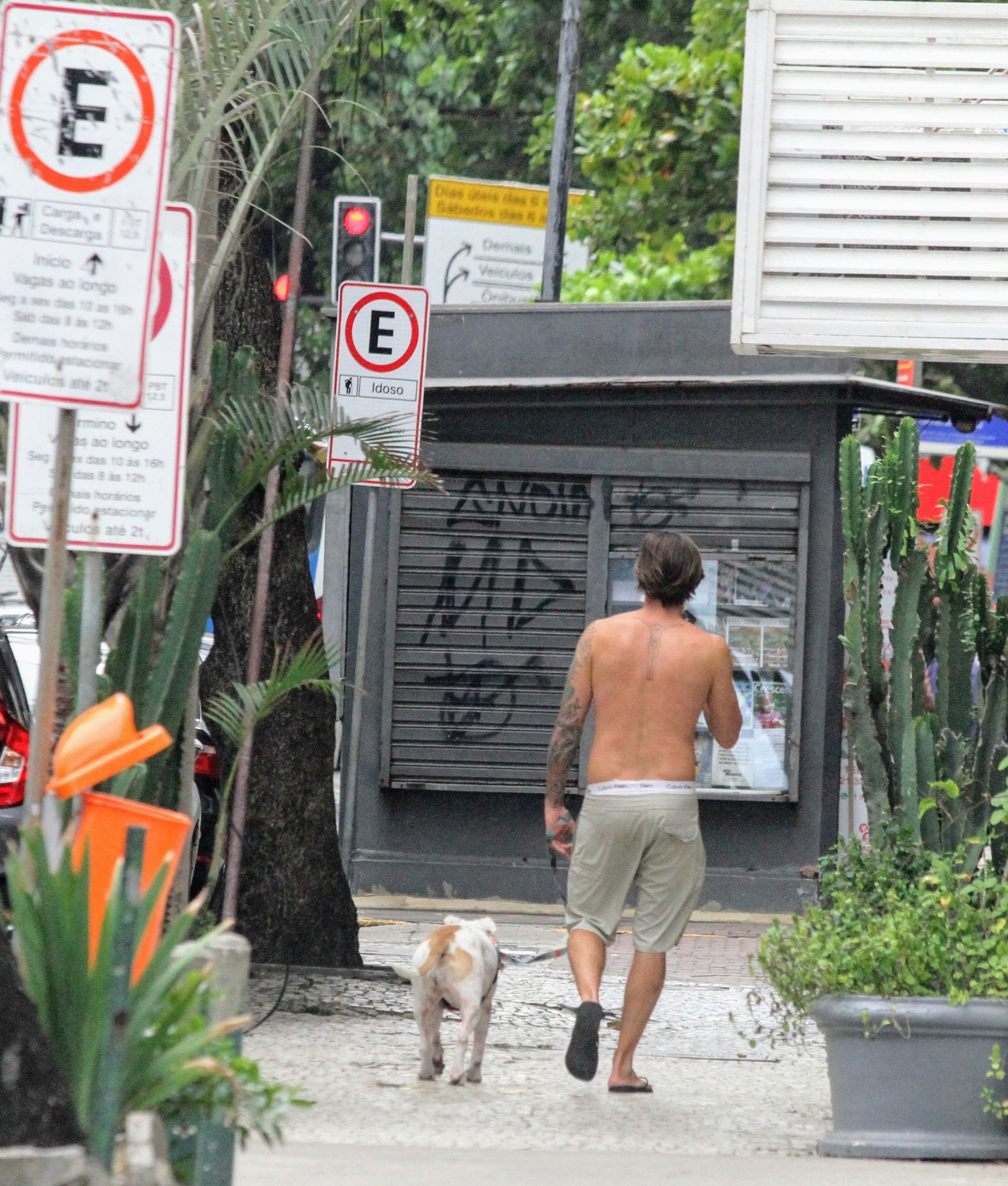 Dado Dolabella passeia com cachorro em Ipanema