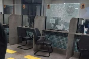 Presa por agressão, mulher pega arma de policial e atira dentro de delegacia