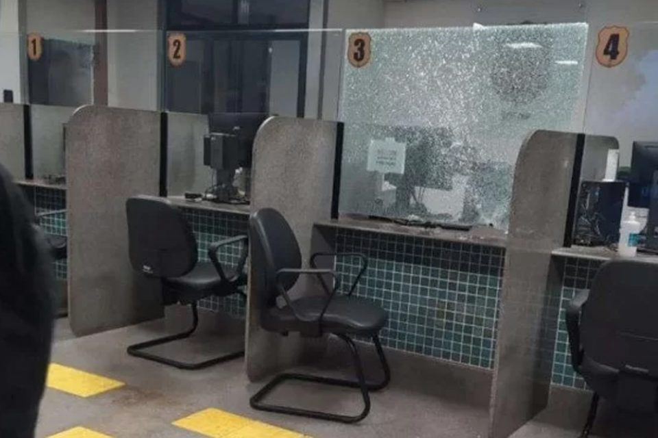 Presa por agressão, mulher pega arma de policial e atira dentro de delegacia