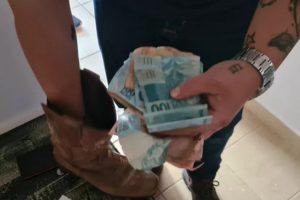 Suspeita de gerir casa de prostituição é presa com R$ 9 mil escondidos em bota