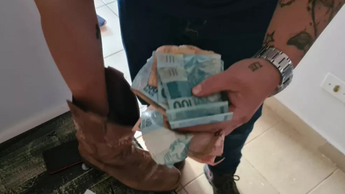 Suspeita de gerir casa de prostituição é presa com R$ 9 mil escondidos em bota