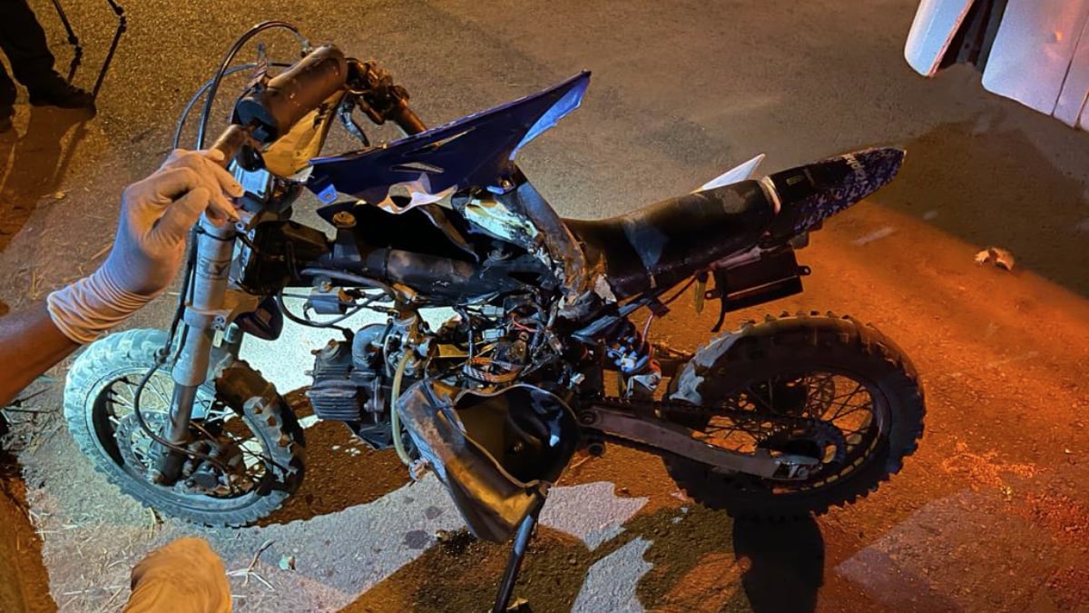 Criança de 9 anos é atropelada por ônibus enquanto dirigia moto infantil em rua (Foto: Divulgação/Dict)