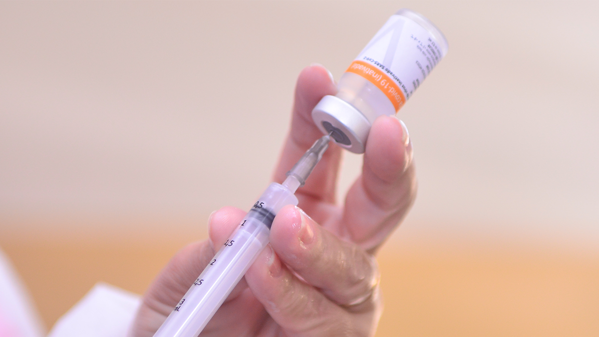 Com 70% dos adultos vacinados, estado de Nova York levanta últimas restrições contra a Covid