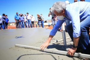Governador Ronaldo Caiado (DEM) em canteiro de obras que fica em Paraúna (Foto: Governo do Estado)