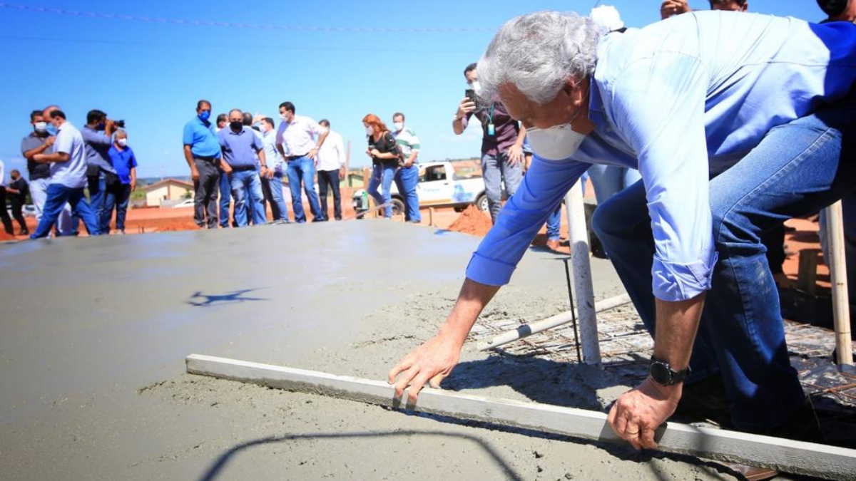 Governador Ronaldo Caiado (DEM) em canteiro de obras que fica em Paraúna (Foto: Governo do Estado)