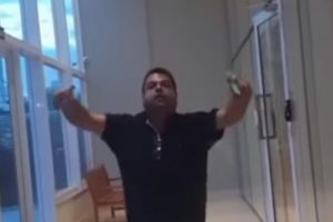 Morador que chamou porteira de macaca já teve desavenças com administradores