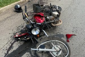 Homem fica em estado grave ao perder controle da direção e colidir contra poste (Foto: Divulgação/Dict)