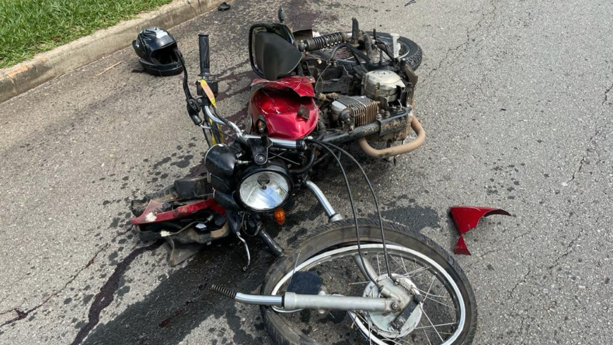 Homem fica em estado grave ao perder controle da direção e colidir contra poste (Foto: Divulgação/Dict)