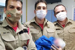 A mulher não conseguiu chegar ao hospital a tempo e deu a luz dentro da viatura dos bombeiros