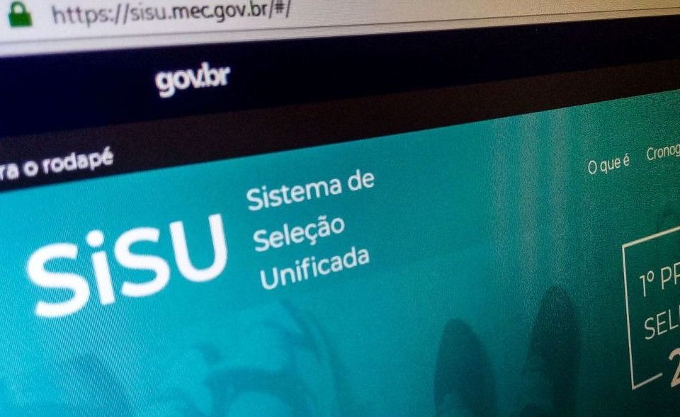 Programa seleciona estudantes para universidades públicas usa as notas do Enem Inscrições para o Sisu começam nesta quinta (16); tire dúvidas