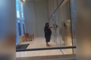 Moradores do prédio em que um homem chamou a porteira do local de ‘macaca’ afirmaram que o suspeito teria defecado no elevador do condomínio. (Foto: reprodução)