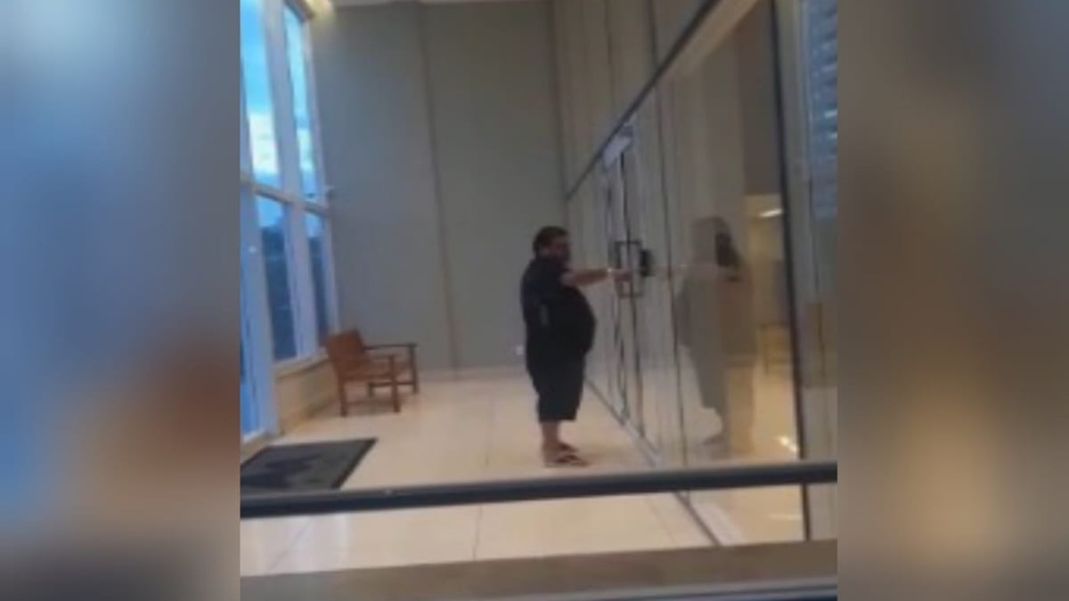 Moradores do prédio em que um homem chamou a porteira do local de ‘macaca’ afirmaram que o suspeito teria defecado no elevador do condomínio. (Foto: reprodução)