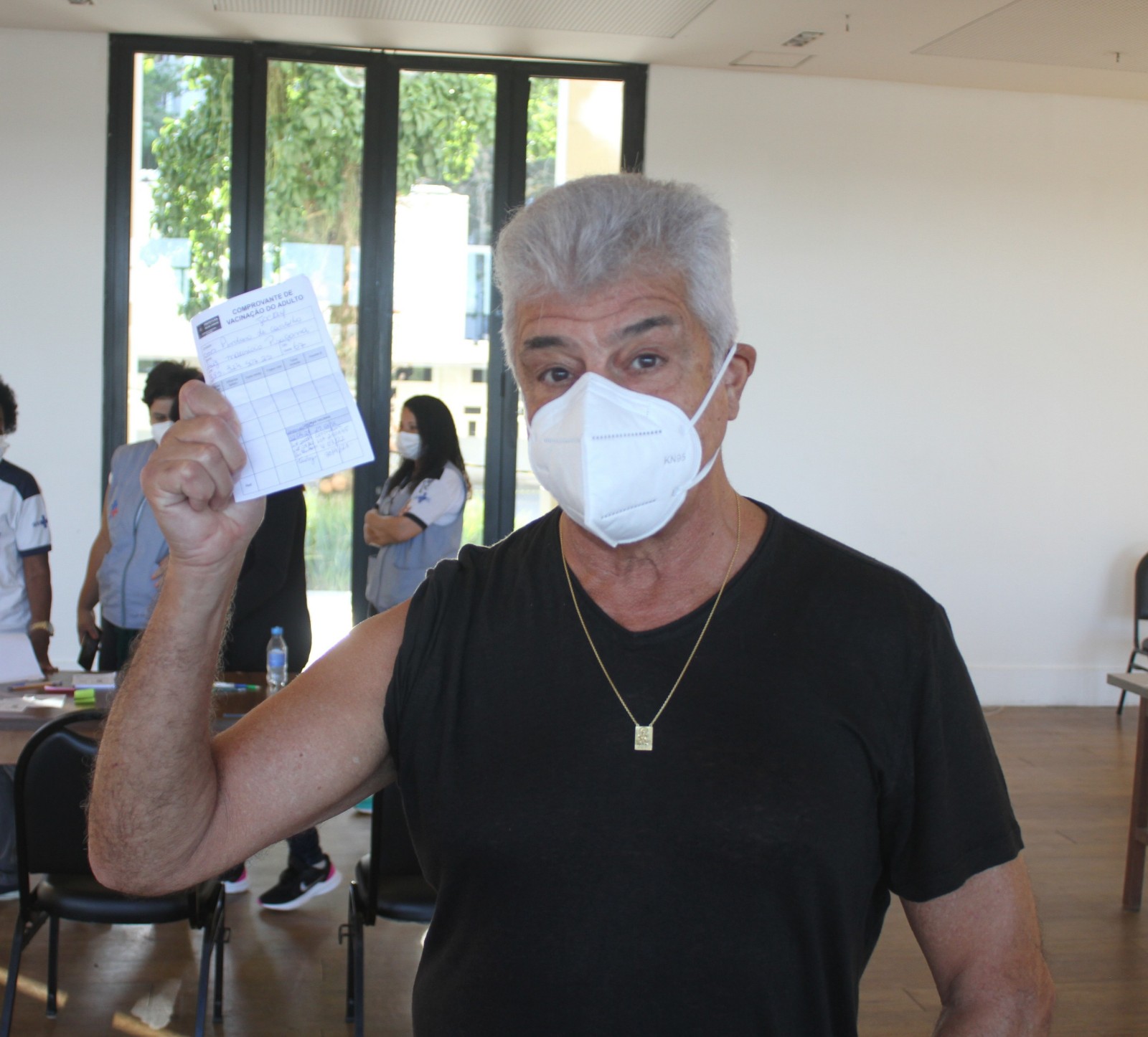 Lulu Santos toma segunda dose de vacina contra Covid-19