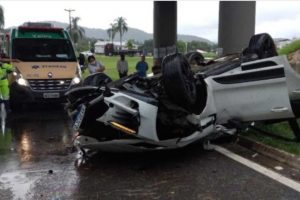 Porsche com crianças despenca de viaduto e motorista morre em SP