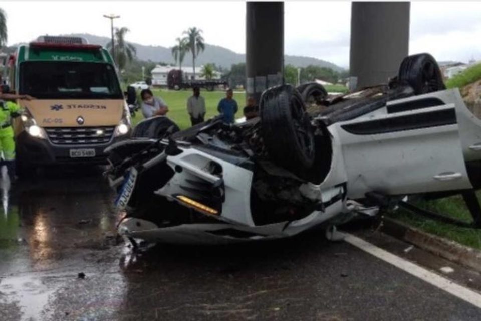 Porsche com crianças despenca de viaduto e motorista morre em SP