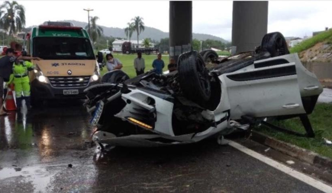 Porsche com crianças despenca de viaduto e motorista morre em SP