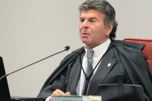 STF forma maioria para condenar ‘Débora do Batom’, que pichou estátua da Corte, mas Moraes, Fux e Zanin divergem sobre penas