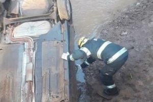 Na manhã desta quarta-feira (28), um veículo capotou ao cair de uma ponte que fica na na zona rural de Anápolis, entre o Residencial Leblon - Veículo cai da ponte e capota em Anápolis