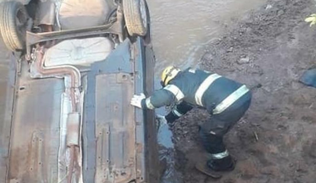 Na manhã desta quarta-feira (28), um veículo capotou ao cair de uma ponte que fica na na zona rural de Anápolis, entre o Residencial Leblon - Veículo cai da ponte e capota em Anápolis