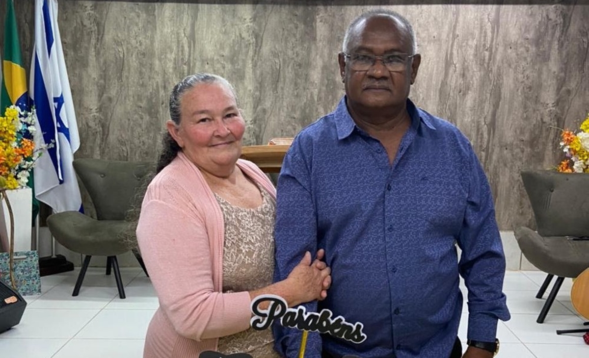 Filhos recebem notícia da morte da mãe momentos depois de enterrar o pai