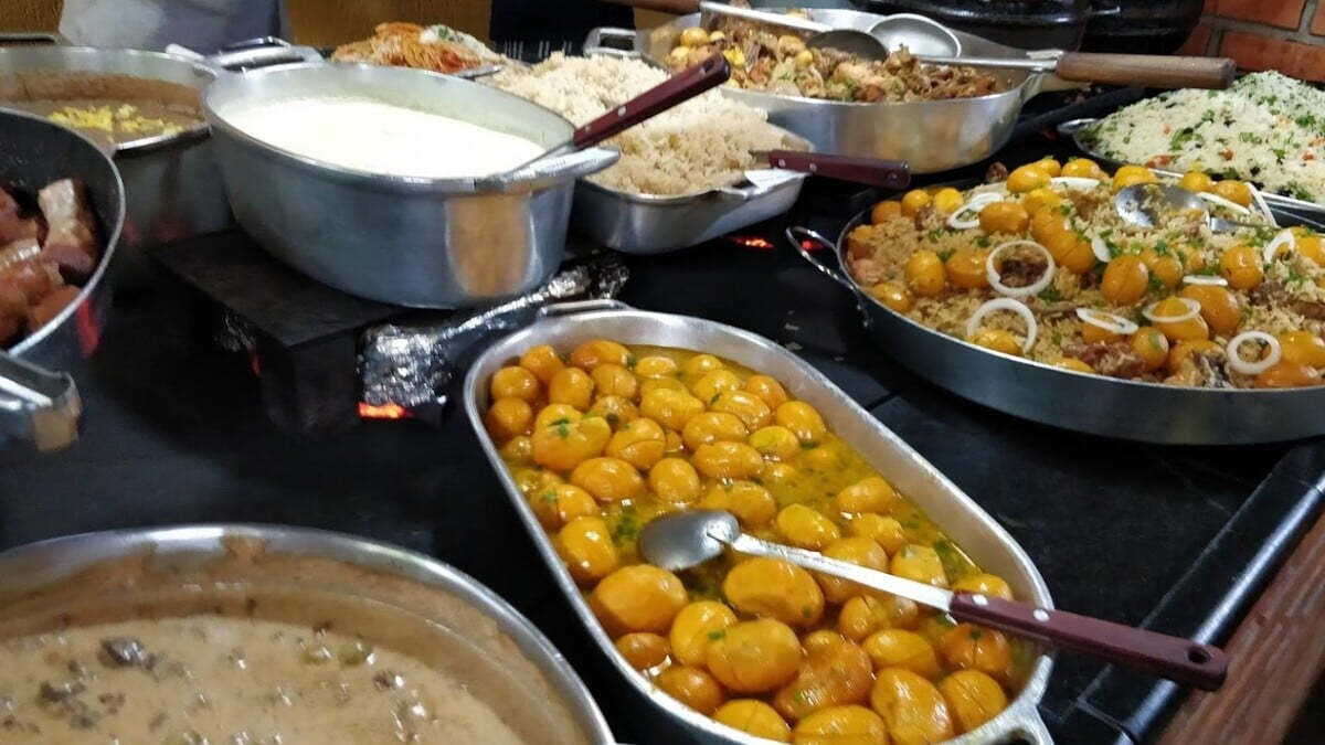 Mau Nenhum serve comida no fogão a lenha