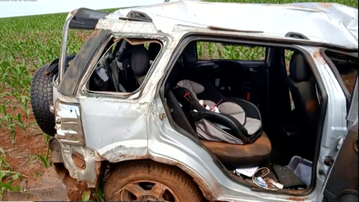 Entre os feridos estão duas crianças, de 6 meses e 5 anos de idade e um adulto em estado grave (Foto: Reprodução/PM)