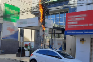 Fogo deixou parte da região sem energia (Foto: divulgação/Bombeiros)