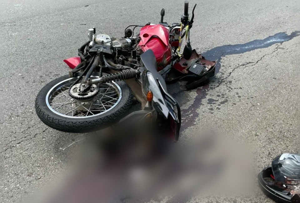 Homem fica em estado grave ao perder controle da direção e colidir contra poste (Foto: Divulgação/Dict)