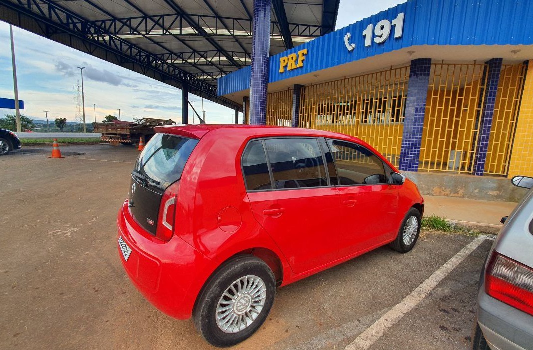 Policias recuperam veículo momentos após roubo em Águas Lindas