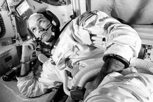 Morre Michael Collins, astronauta da Apollo 11, aos 90 anos