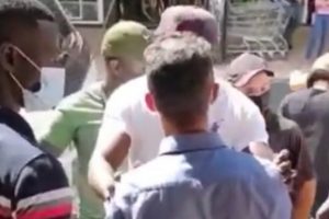 Discussão entre comerciantes haitianos e fiscais no centro de Anápolis (Foto: Divulgação)