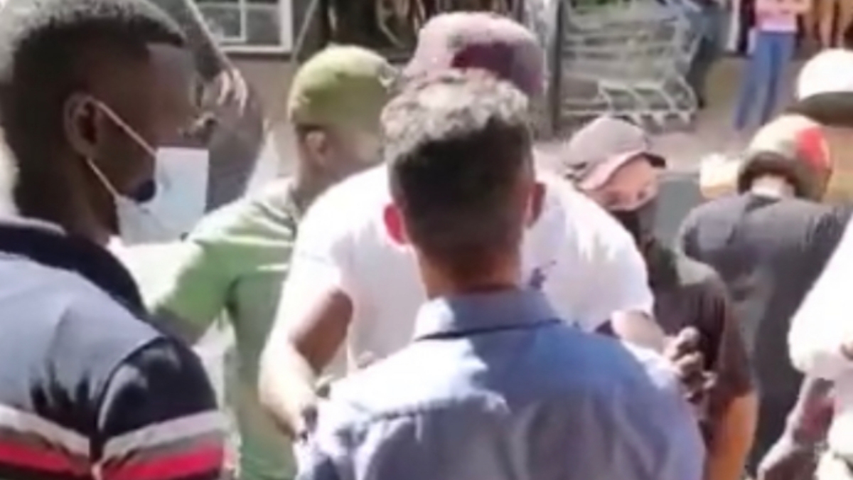 Discussão entre comerciantes haitianos e fiscais no centro de Anápolis (Foto: Divulgação)