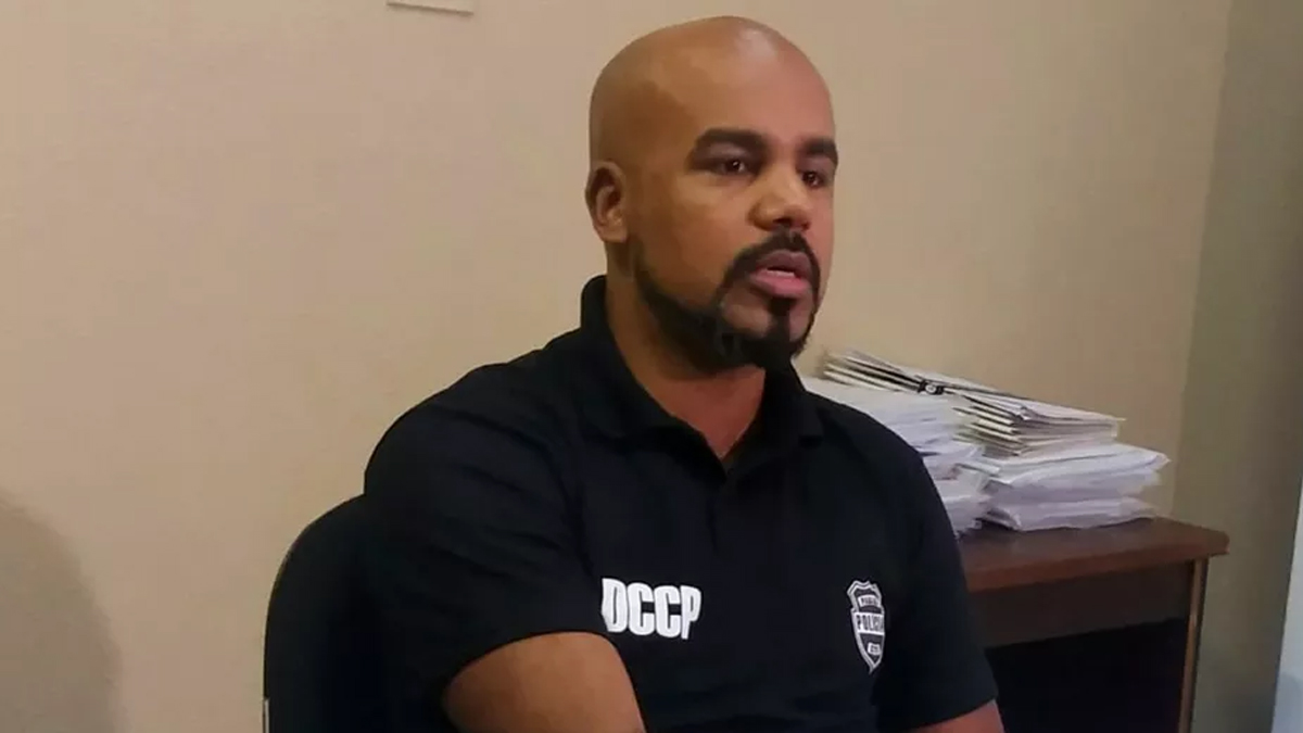 Detidos, jovens ofendem homem sem saber que era o delegado