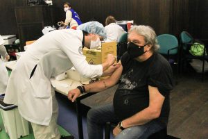 Famosos tomam segunda dose de vacina contra Covid-19