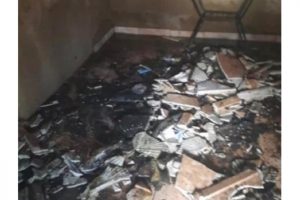 Um adolescente, de 13 anos, colocou fogo em casa após a mãe não deixá-lo jogar no celular. O menino precisou ser contido pela Polícia Militar (PM) e até tentou pegar a arma de um dos policias. O caso aconteceu em Goianésia, no último domingo (4).- Em Goianésia, adolescente ateia fogo em casa após mãe não deixá-lo jogar