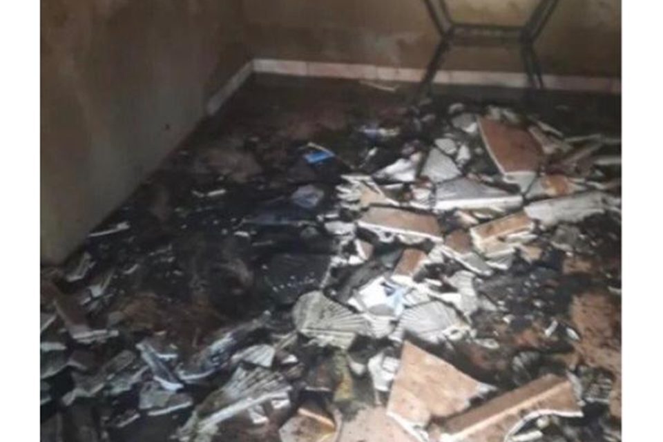 Um adolescente, de 13 anos, colocou fogo em casa após a mãe não deixá-lo jogar no celular. O menino precisou ser contido pela Polícia Militar (PM) e até tentou pegar a arma de um dos policias. O caso aconteceu em Goianésia, no último domingo (4).- Em Goianésia, adolescente ateia fogo em casa após mãe não deixá-lo jogar