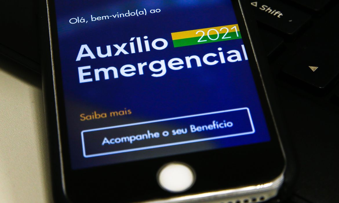 Caixa paga terceira parcela do auxílio emergencial para nascidos em março Caixa paga auxílio emergencial a nascidos em junho Caixa paga auxílio emergencial a nascidos em dezembro