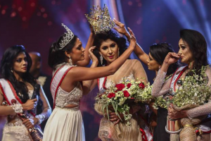 Vencedora de concurso vai para hospital após ter coroa arrancada da cabeça