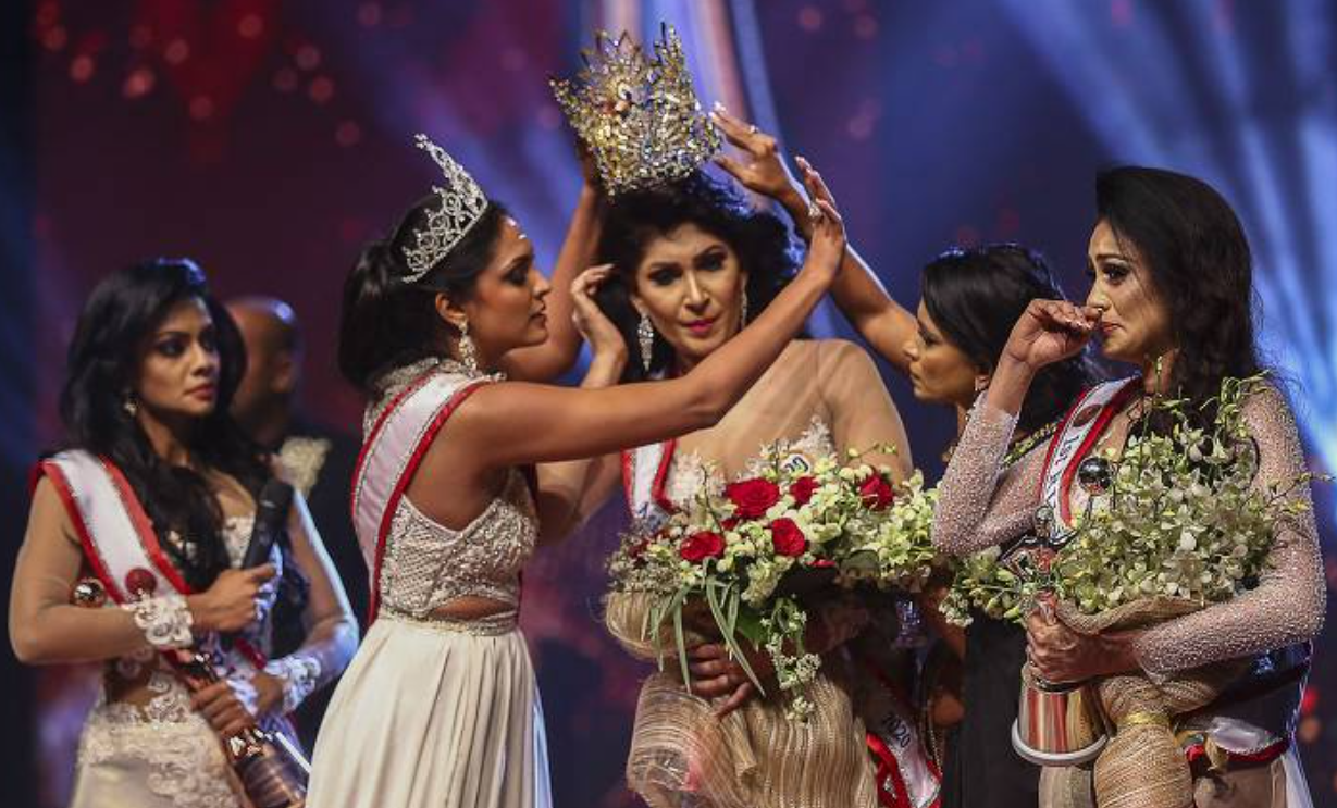 Vencedora de concurso vai para hospital após ter coroa arrancada da cabeça