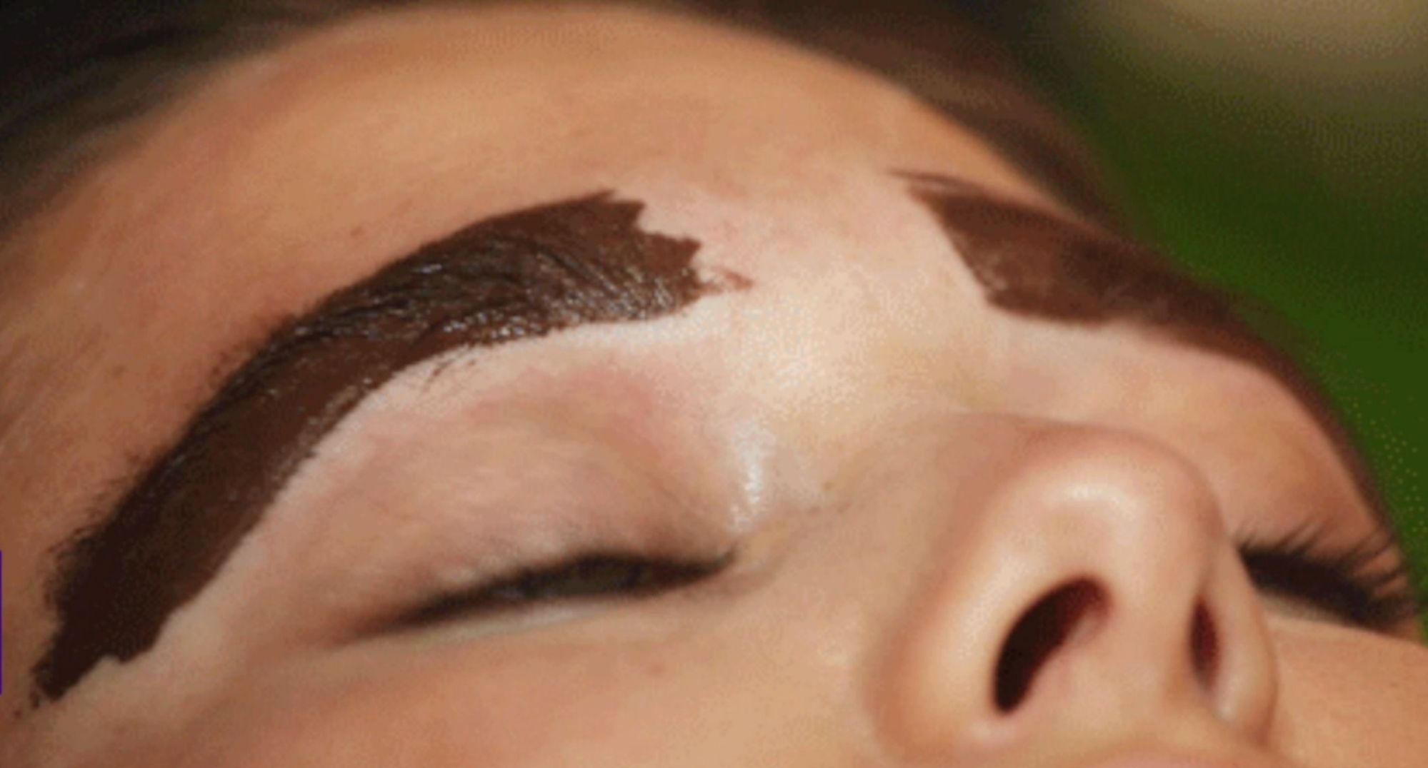 O Tribunal de Justiça de Goiás (TJGO) negou indenização a uma cliente que não gostou do resultado de um procedimento realizado na sobrancelha. (Foto ilustrativa: reprodução/Yahoo)