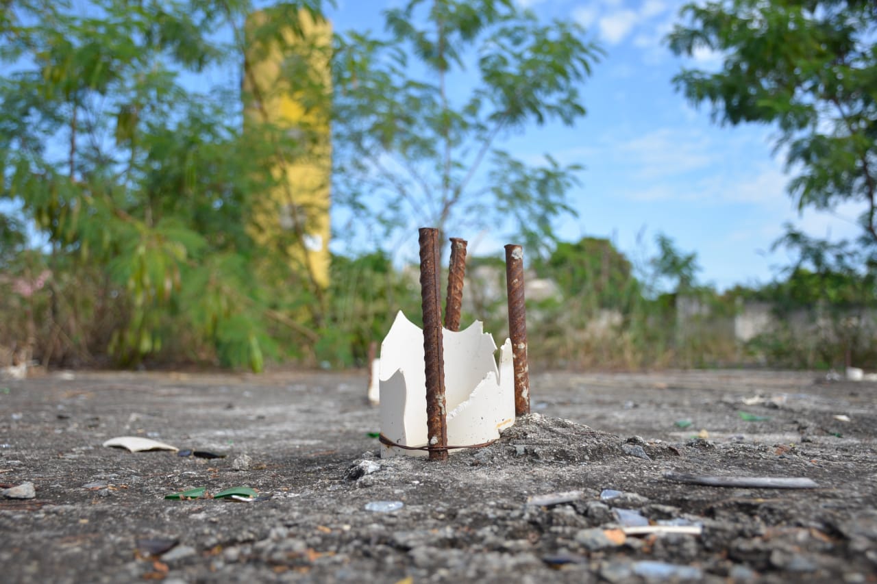 Ferro exposto representa perigo às crianças que brincam na obra abandonada do bairro Comendador Walmor (Foto: Jucimar de Sousa/MaisGoiás)